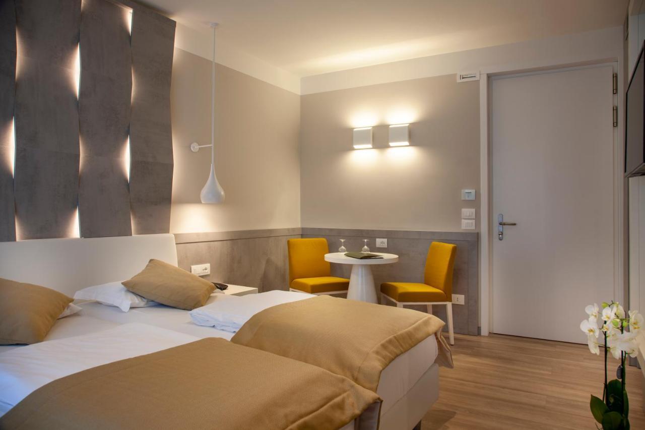 Zweibettzimmer mit Balkon