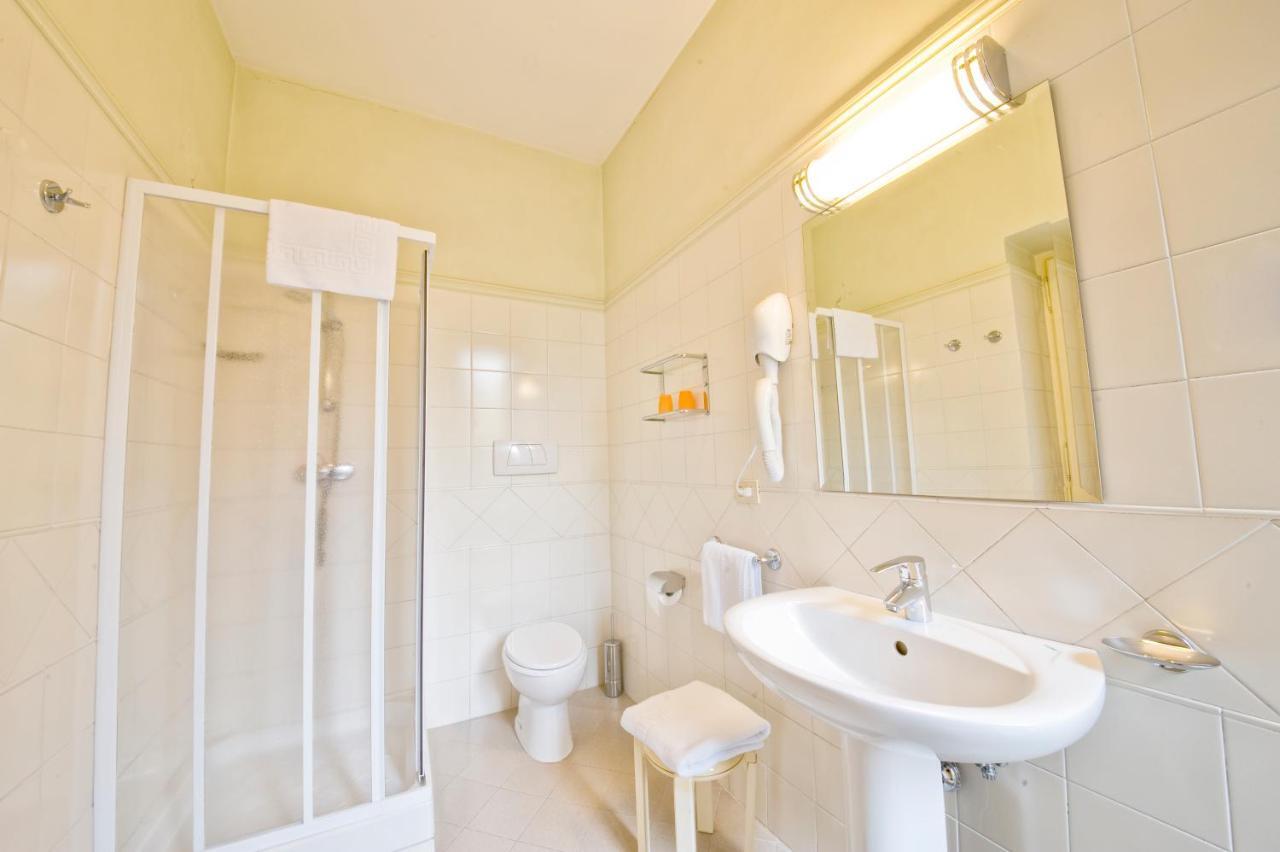 Dreibettzimmer mit Dusche