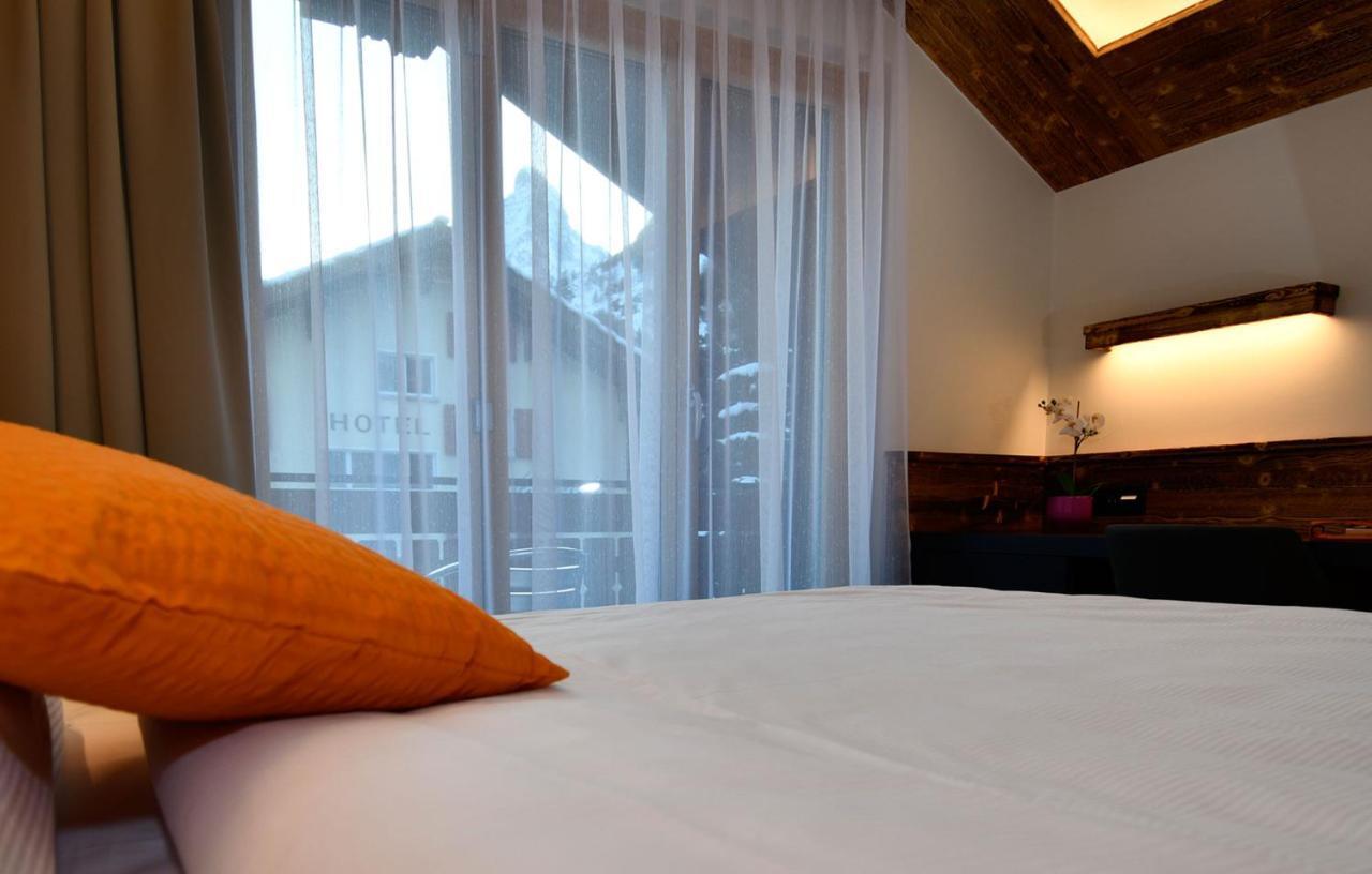 Superior Zimmer mit Queensize-Bett und Blick auf das Matterhorn