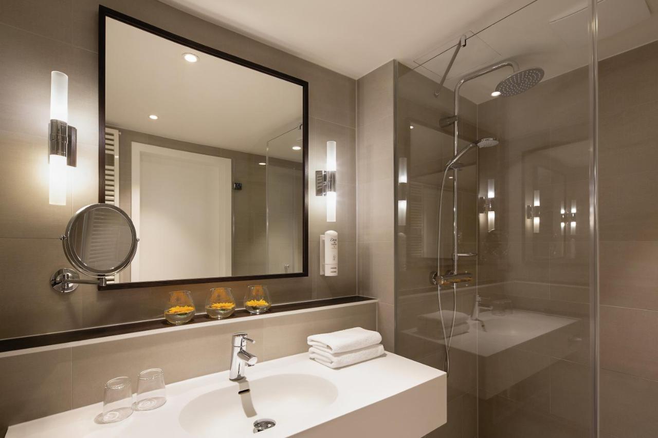 Standard Zimmer mit Kingsize-Bett und Blick auf den Innenhof