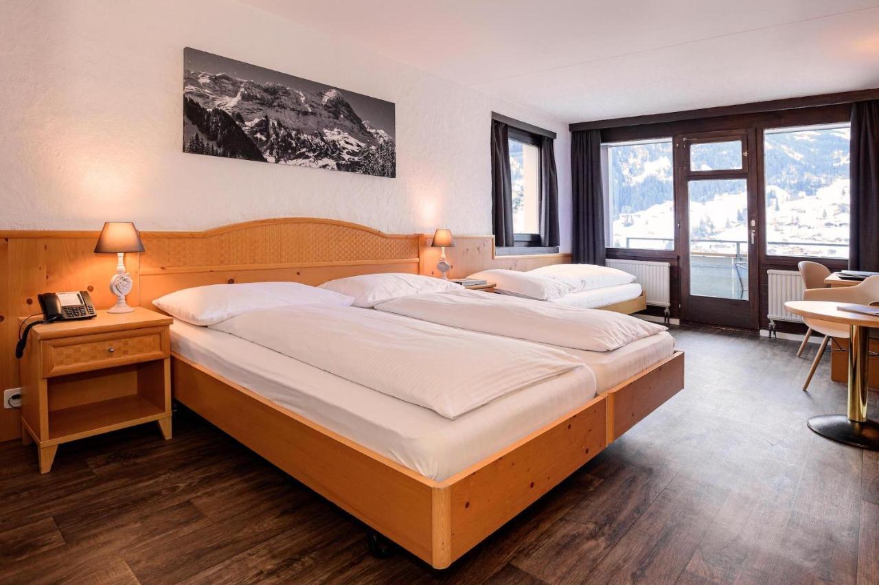 Dreibettzimmer mit Balkon und Blick auf den Eiger
