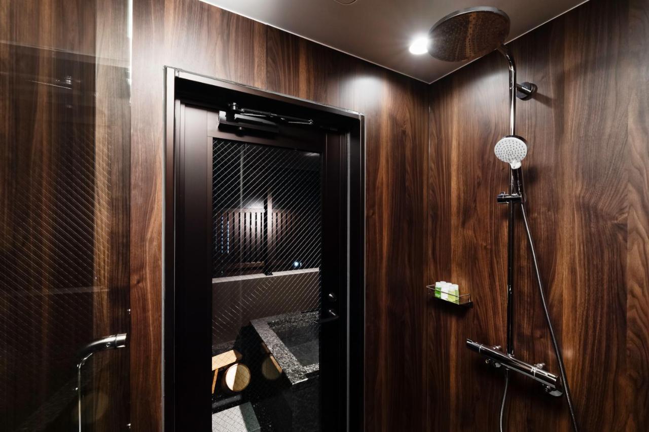 Zimmer im japanischen Stil mit Kingsize-Bett und Badewanne teilweise im Freien.