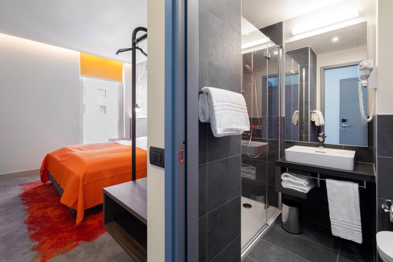 Zimmer mit 1 Doppelbett und 1 Etagenbett
