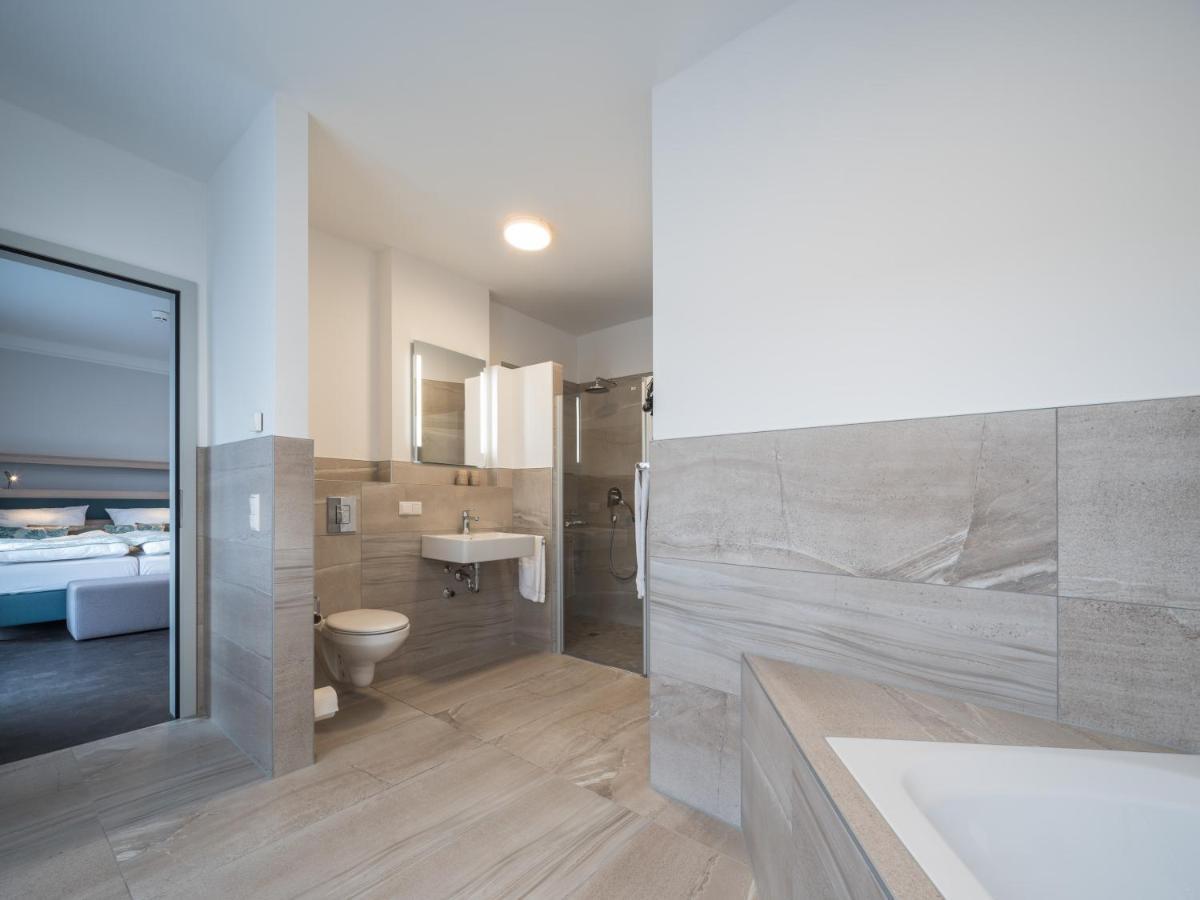 Doppelzimmer mit Whirlpool-Badewanne