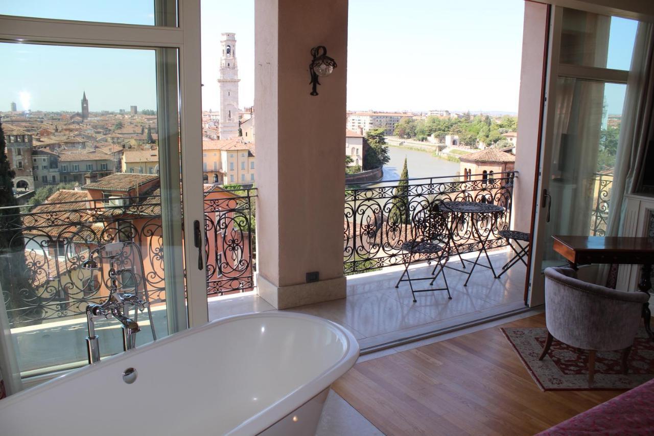Zimmer mit Queensize-Bett und Balkon