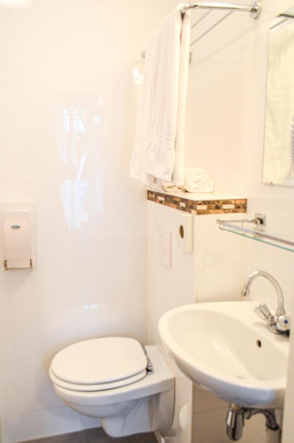 Zweibettzimmer mit eigenem Bad außerhalb des Zimmers