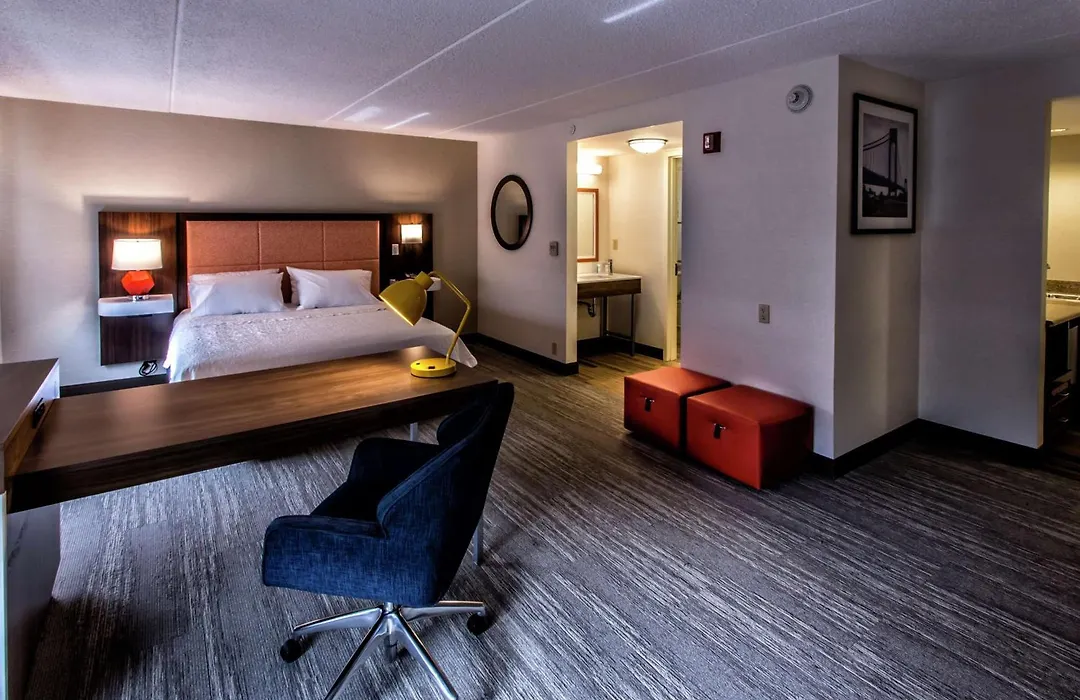 Hampton Inn&Suites Staten Island-1