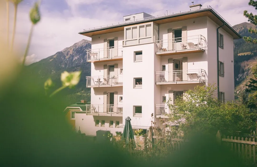 Nefer, Haus-1