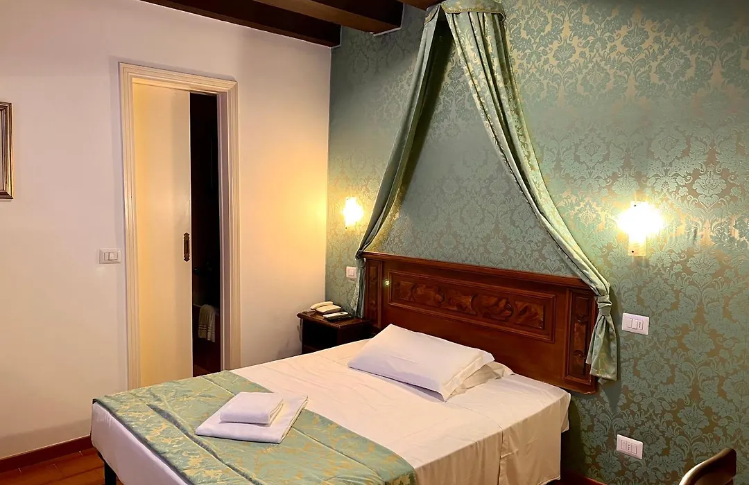 Hotel Canada-1