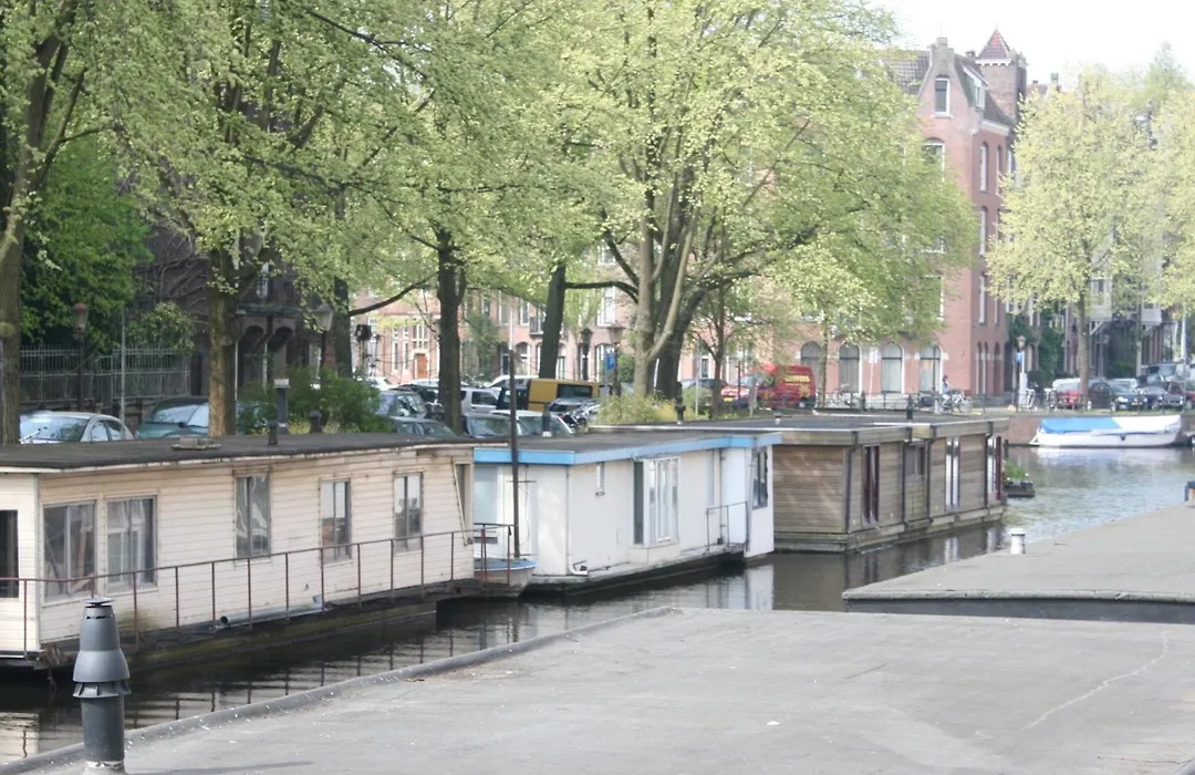 Houseboat-Amsterdam-1