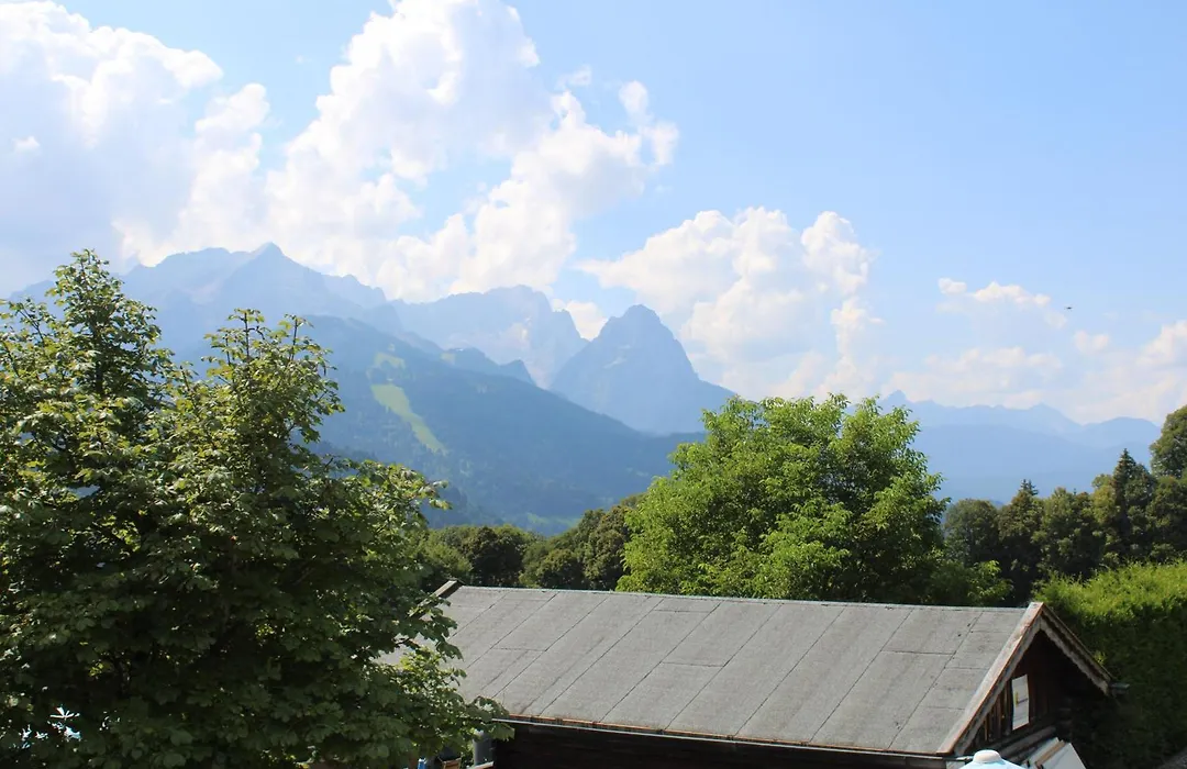 Pfeiffer Alm mit Blick auf die Zugspitze-1