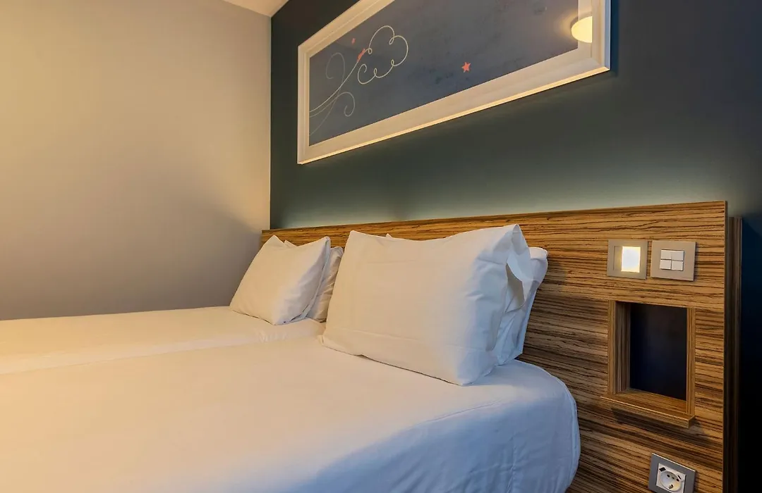 Travelodge Barcelona Poblenou-1