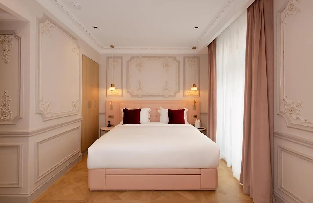Le Triomphe Paris-1