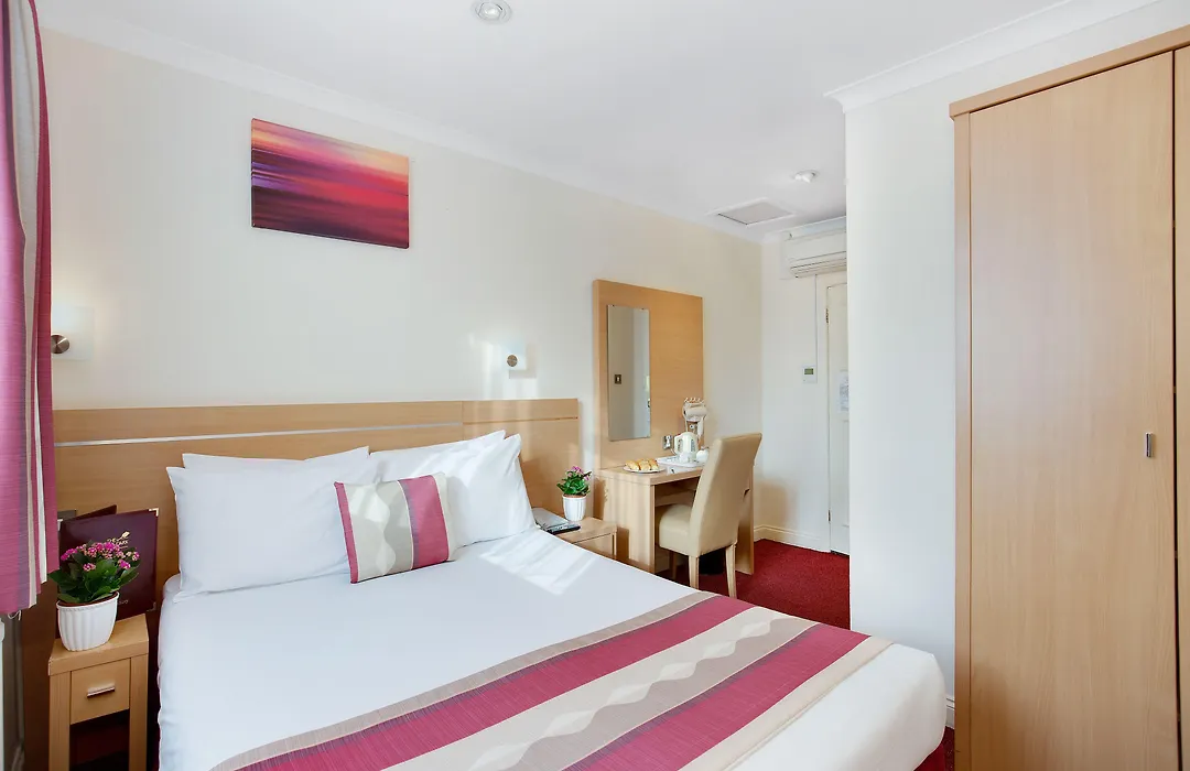 Bright Modern Flat Close To Queensway-1
