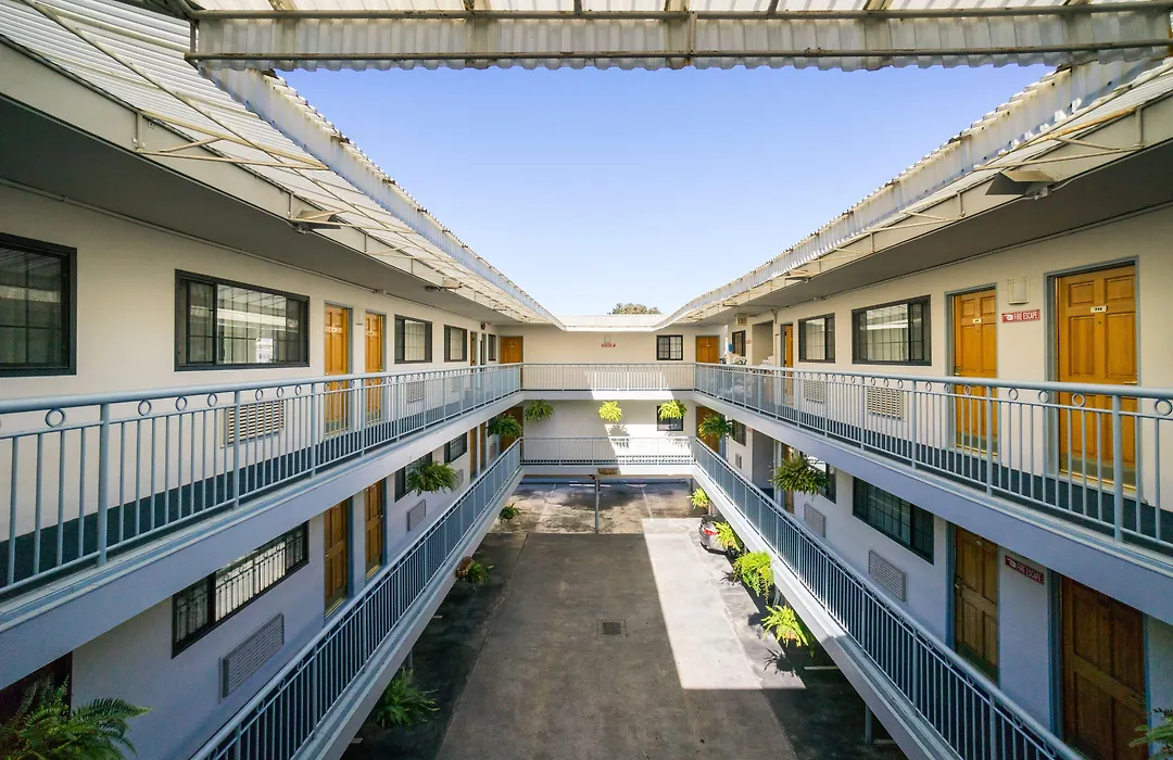 Nob Hill Motor Inn-1