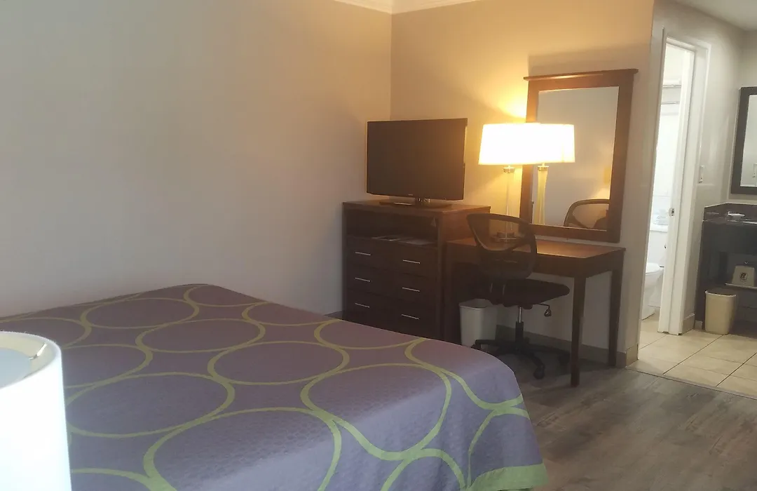 Super 8 By Wyndham Los Angeles-Culver City Area-1