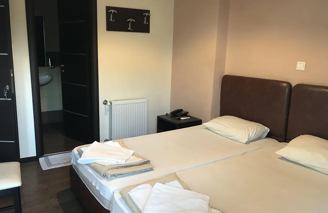 Pella Inn Hostel-1