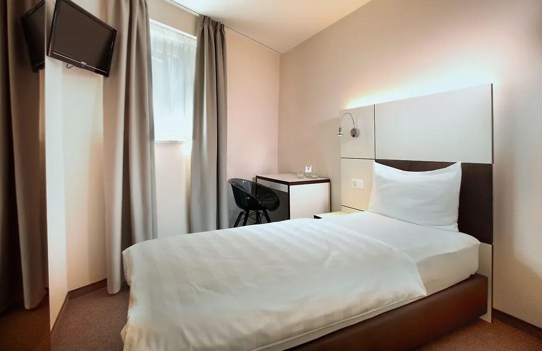 b_smart motel Basel-1