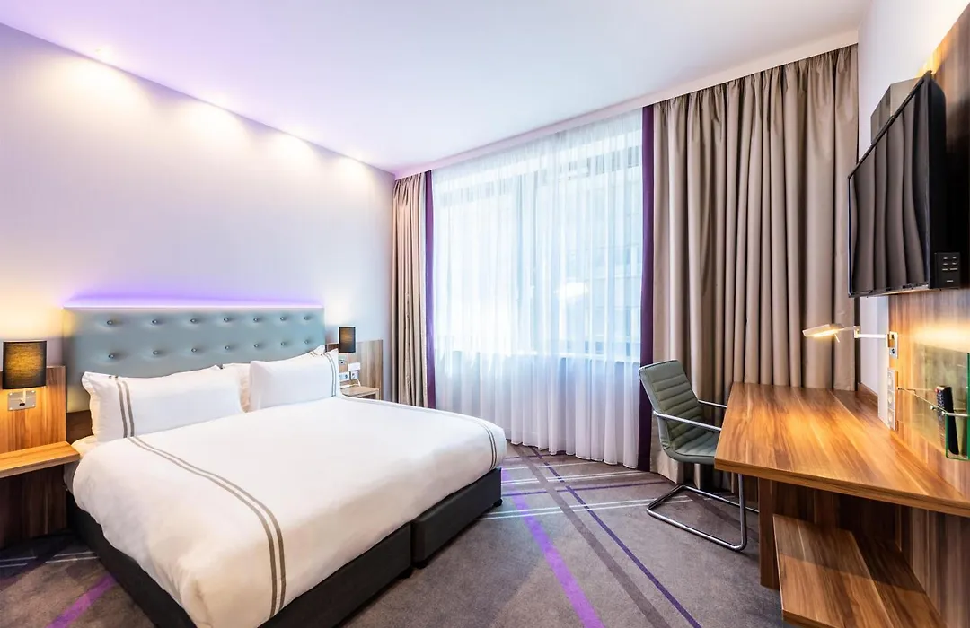 Premier Inn Frankfurt City Centre-1