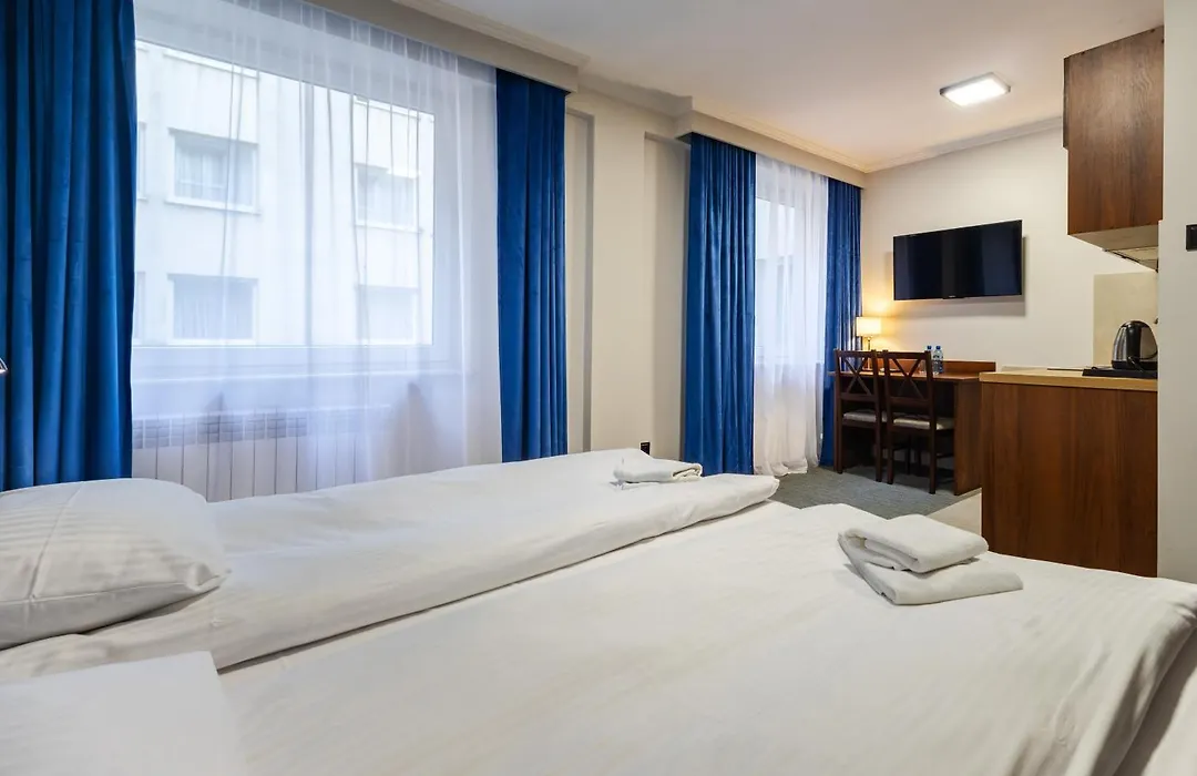 Noclegi Hit Rooms & Apartments-1