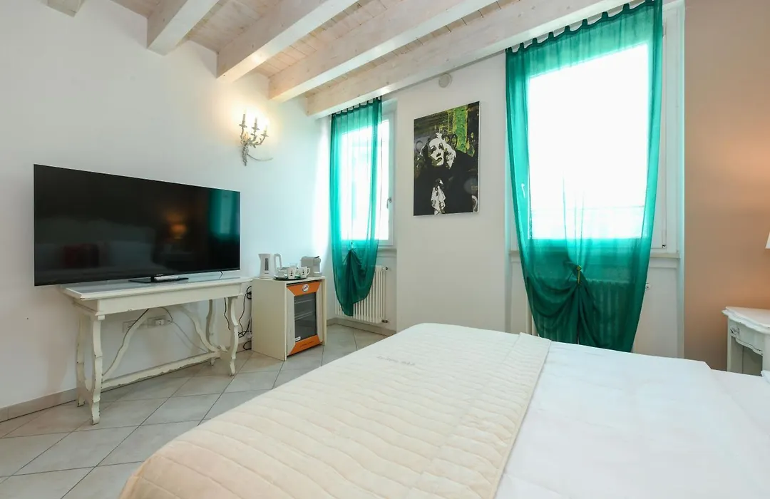 Le Reve - Lake View Rooms-1