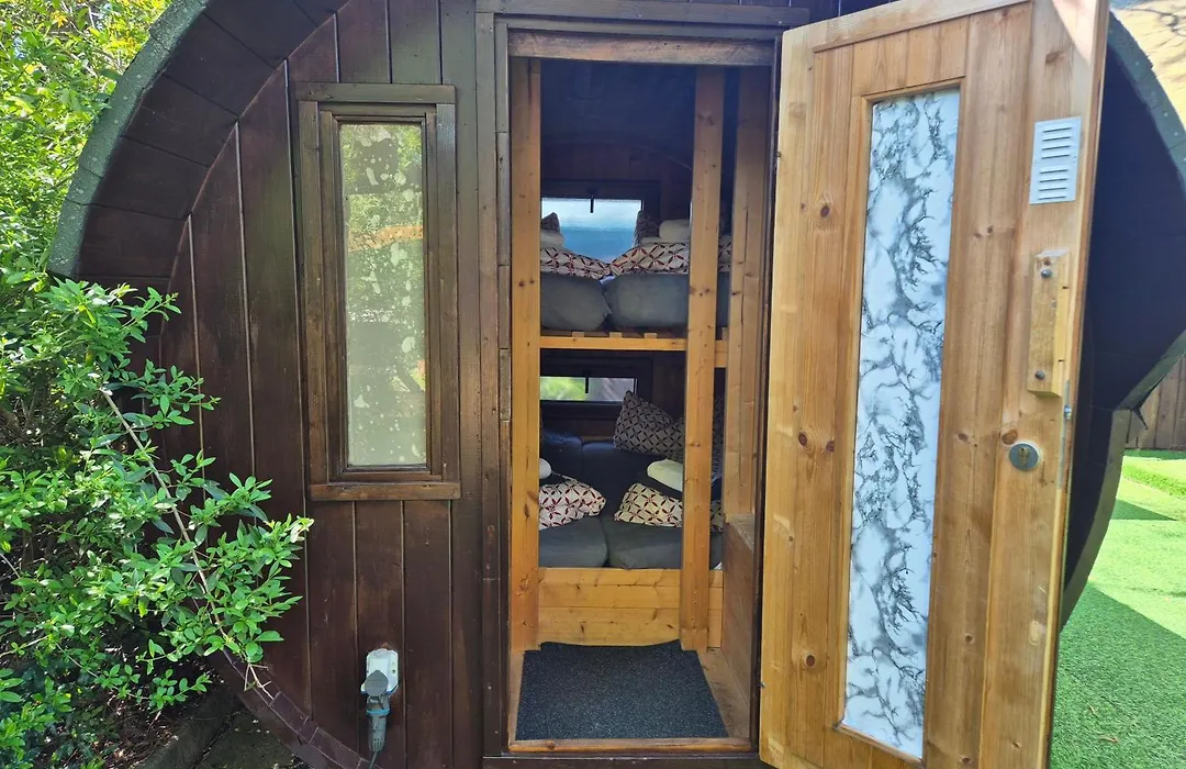 Mini Hotel Übernachten Im Gurkenfass-1