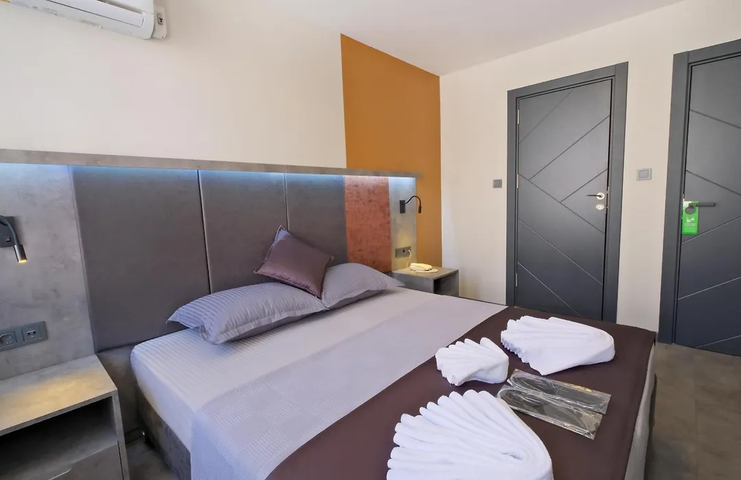 The Queen Hotel-1