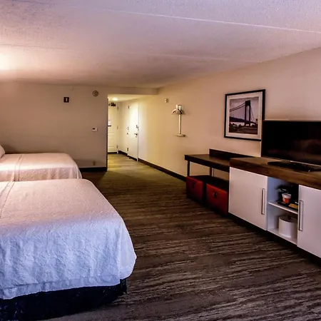 Hampton Inn&Suites Staten Island-3