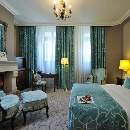 Hotel De La Cigogne-3