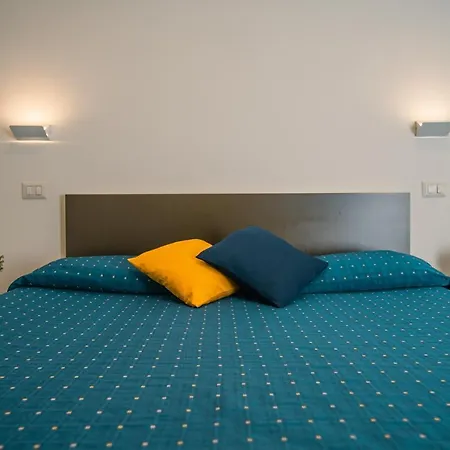 Hub Ferroviario - 12 Posti Letto Per Il Tuo Gruppo A Napoli Con Wifi E Netflix-2
