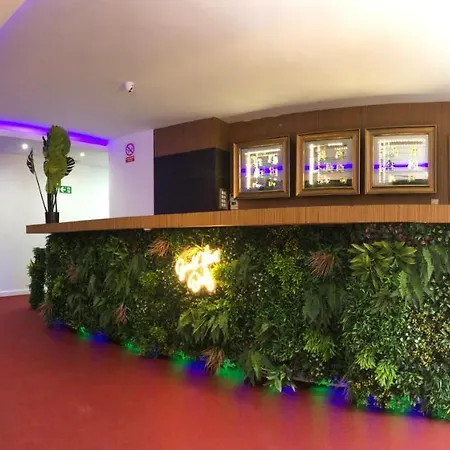 GOOD VIBES ONLY Capsule Hostel Malaga-3