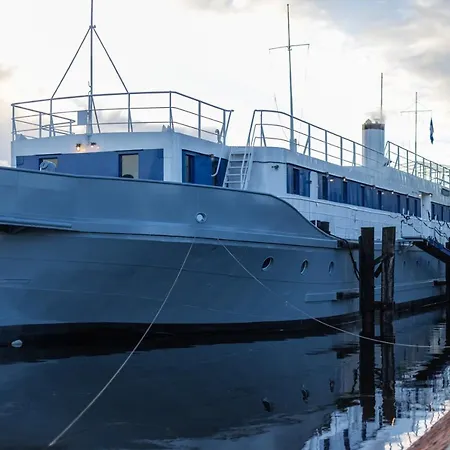 ARCONA - Übernachten auf dem Wasser - direkt am Bontekai-2