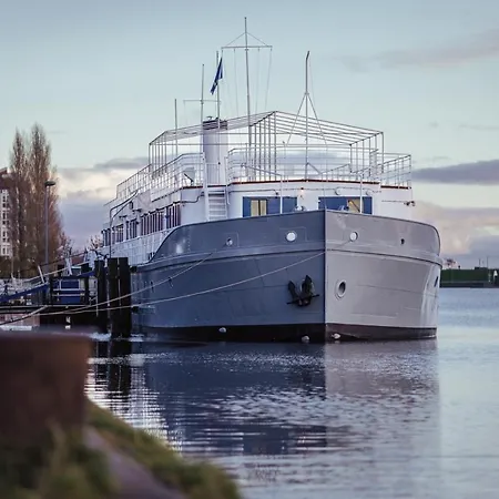 ARCONA - Übernachten auf dem Wasser - direkt am Bontekai-3