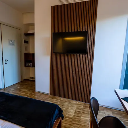 Black Hotel-2