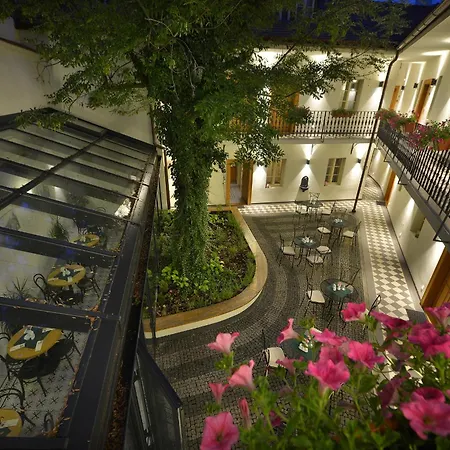 Hotel At The White Lily-2