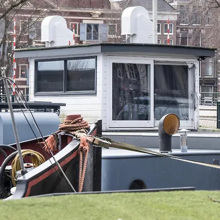 Houseboat-Amsterdam-2