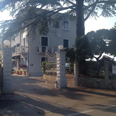 Betty'S House-2