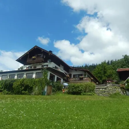 Pfeiffer Alm mit Blick auf die Zugspitze-3