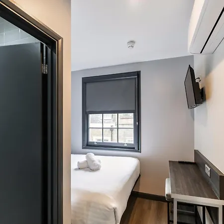 Easyhotel Victoria-3