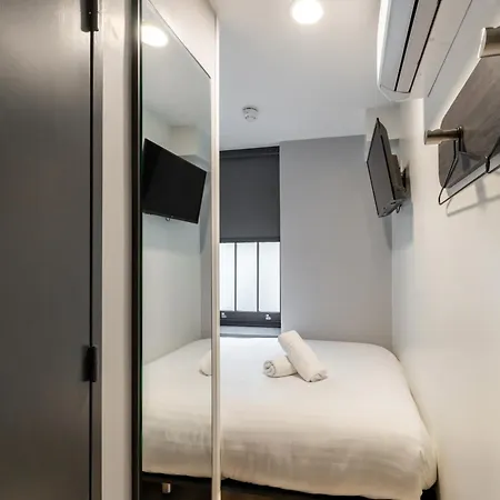 Easyhotel Victoria-2