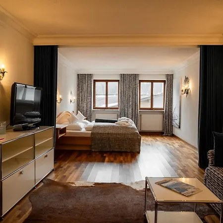 Hinterwies – Ski In / Lodge / Dine-2