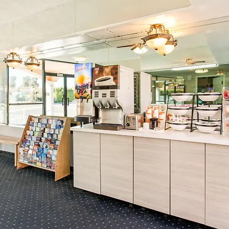Rodeway Inn near Melrose Ave-3