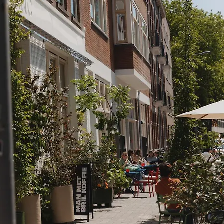 Man Met Bril Koffie Hotel-2