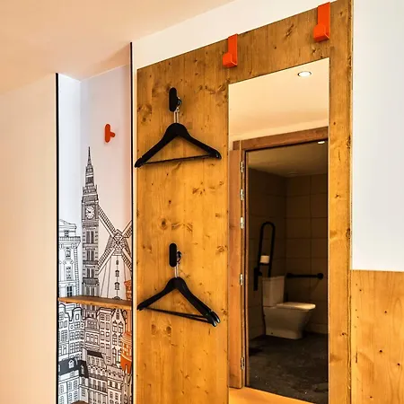 Easyhotel Barcelona La Sagrera-3