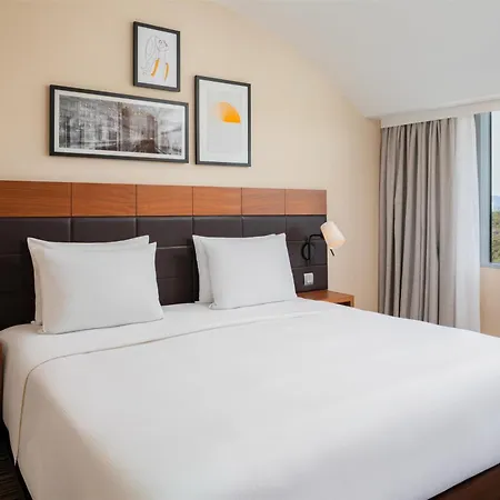 Hilton Garden Inn Frankfurt Airport-3
