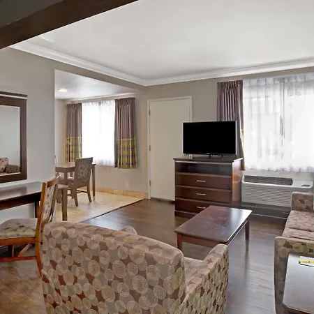 Super 8 By Wyndham Los Angeles-Culver City Area-3