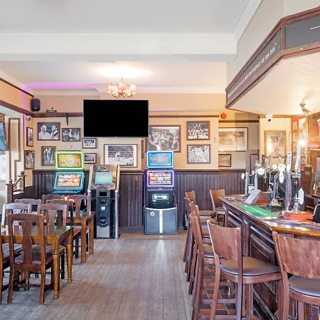 The Green Man Pub And Hotel By Oyo-3