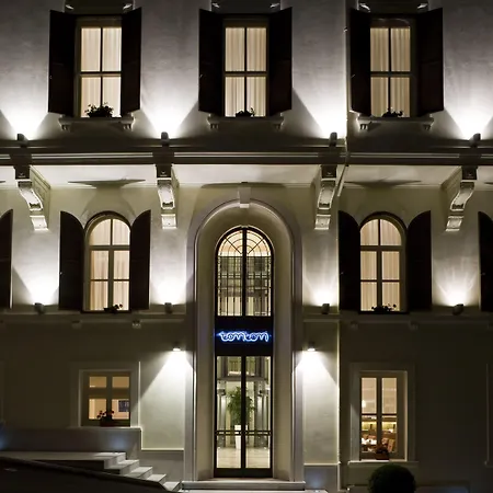 Tomtom Suites-3