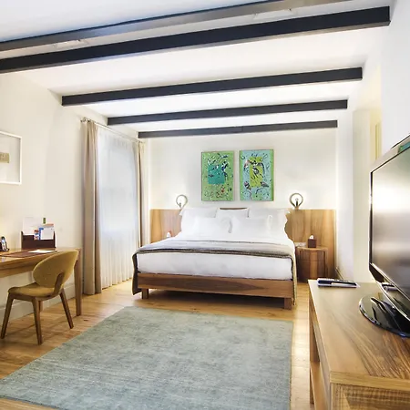 Tomtom Suites-2
