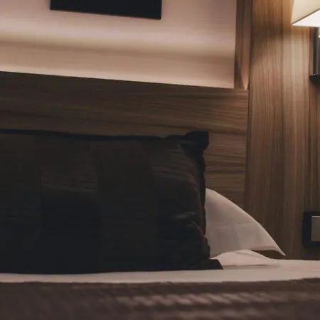 Hotel Le Grillon-2